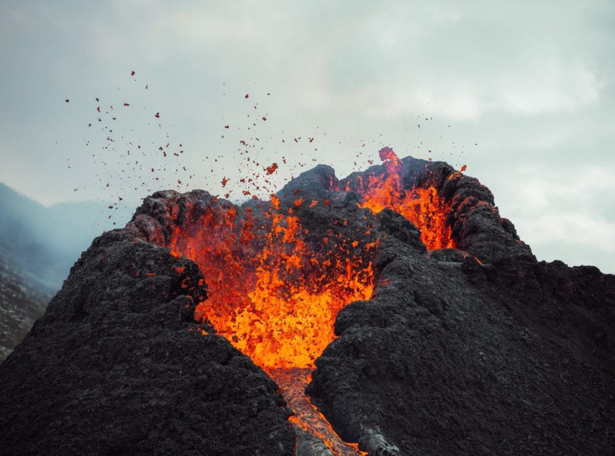 Cratères du volcan Fagradalsfjall crachant de la lave
