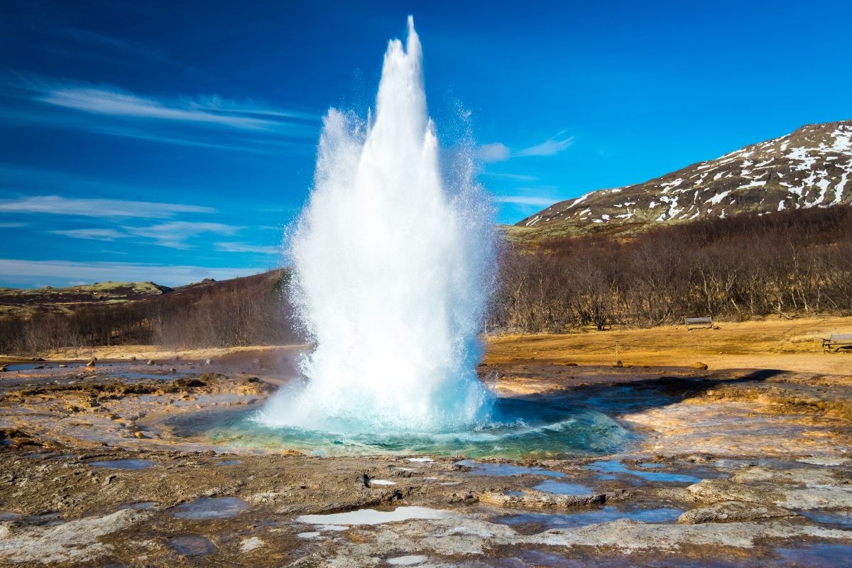 Eau bouillante jaillissant du geyser Islande