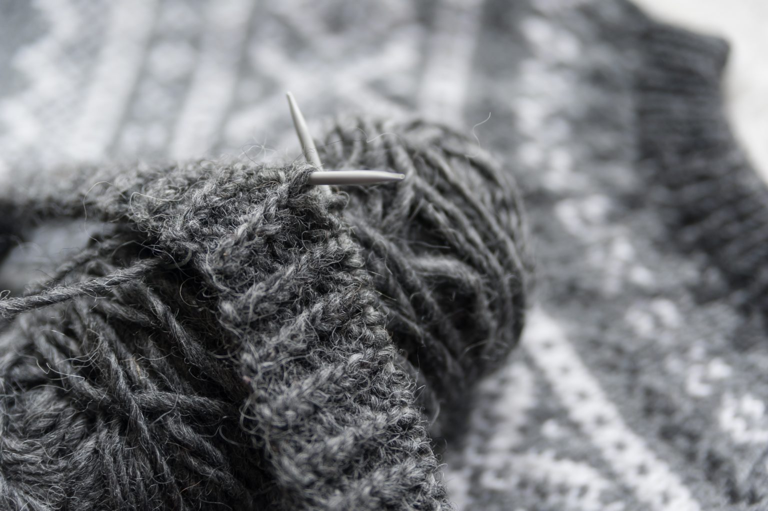 Pull islandais tricoté avec une pelote de laine islandaose