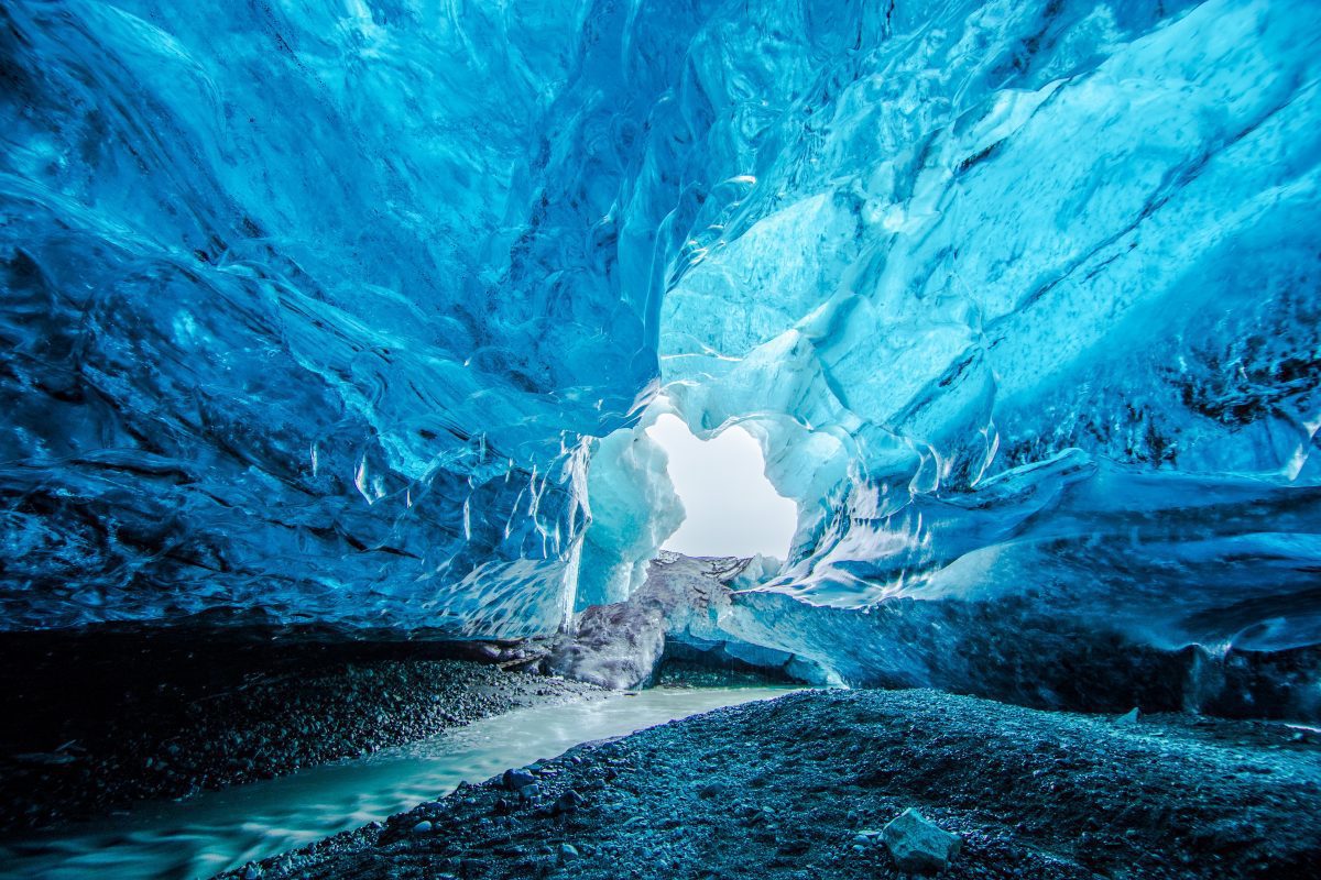 Grotte de glace bleue sous un glacier en Islande