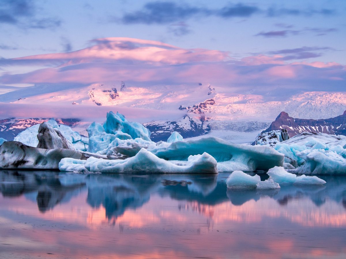 Lagon de glace jokulsarlon avec des icebergs