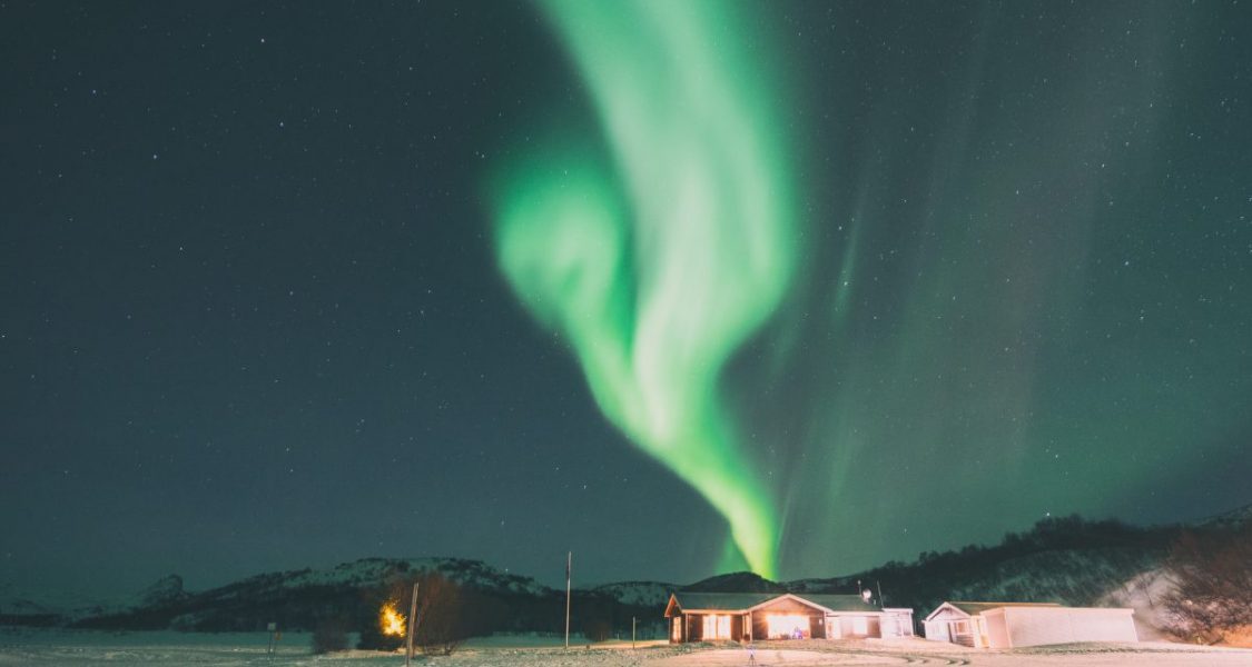 Maison sous les aurores boréales en Islande