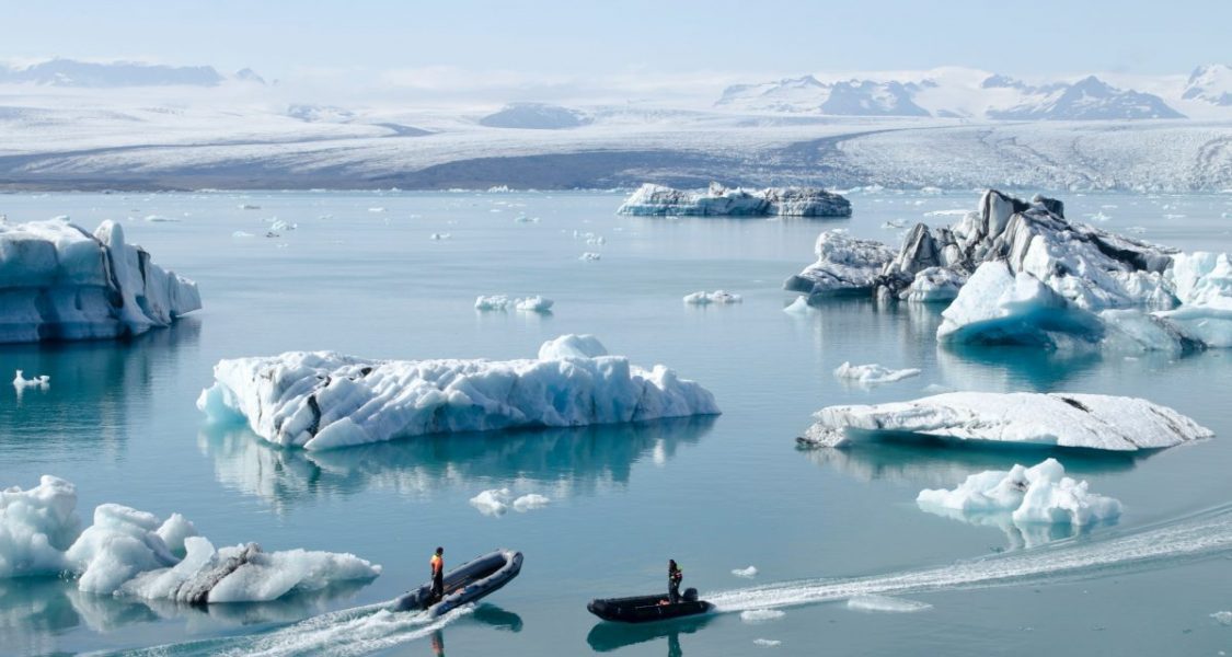 Icebergs dans la lagune glaciaire de jokulsarlon en Islande