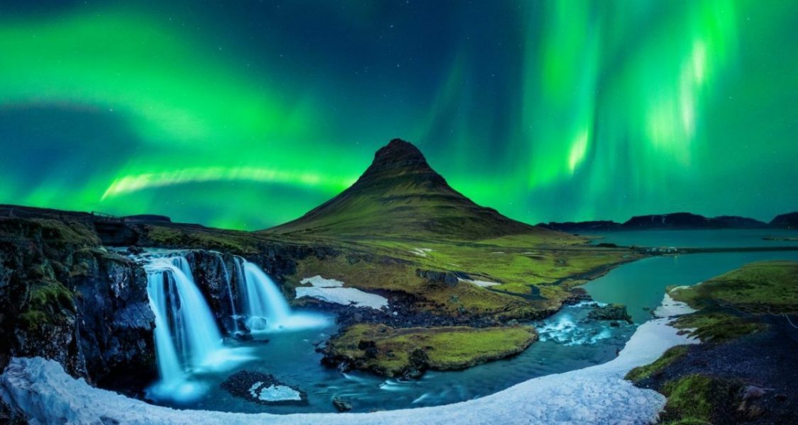 Montagne Kirkjufell sous les aurores boreales en Islande
