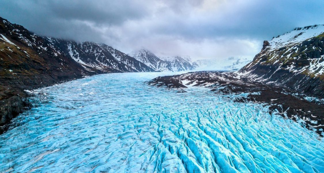 Glacier entre deux montagnes en Islande