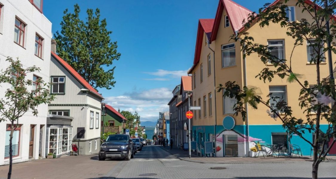 Rue dans le centre-ville de Reykjavik
