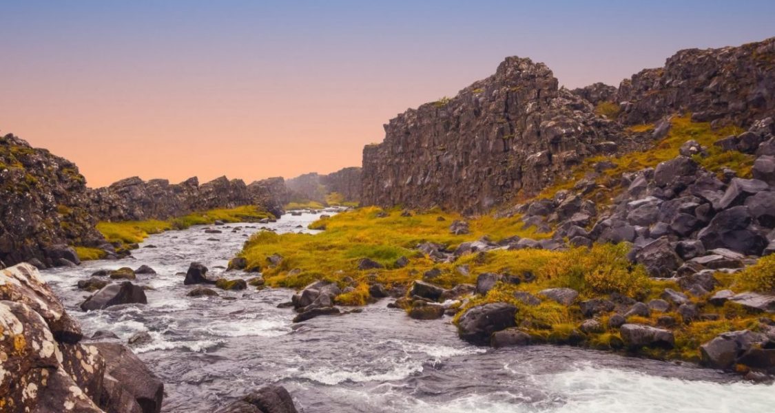 Rivière coulant entre deux plaques tectoniques dans le parc national de Thingvellir en Islande