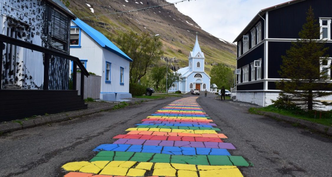 Eglise bleue et route arc-en-ciel à Seydisfjordur