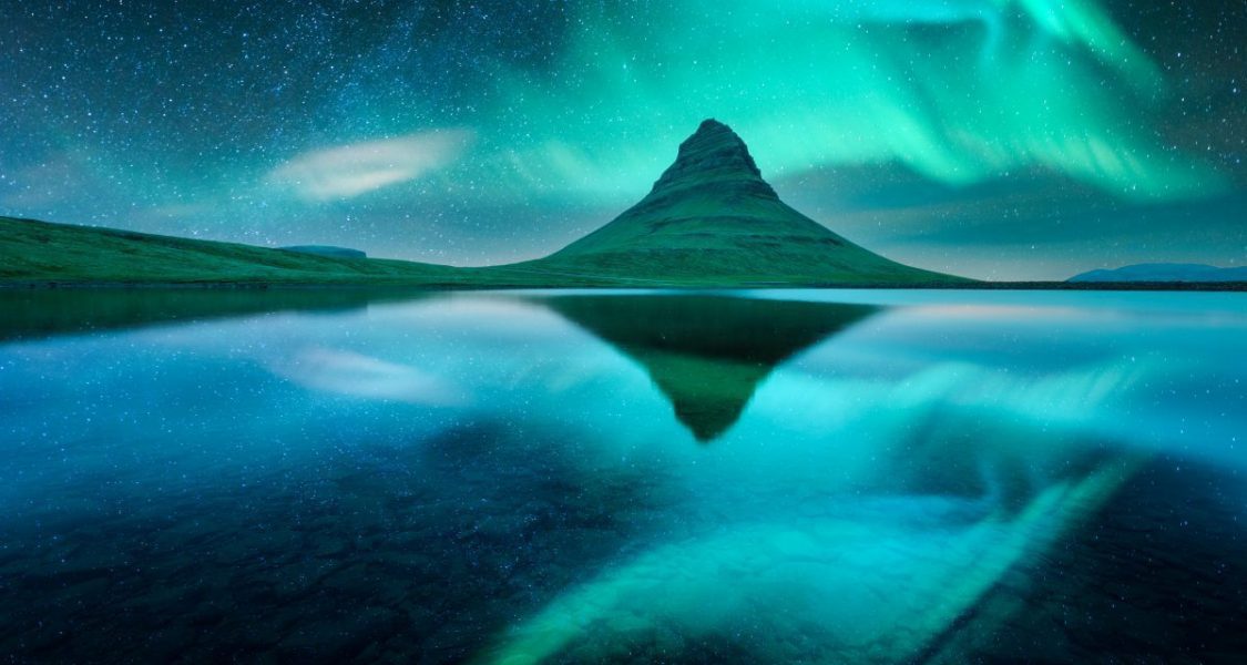 Montagne Kirkjufell sous les aurores boréales en islande