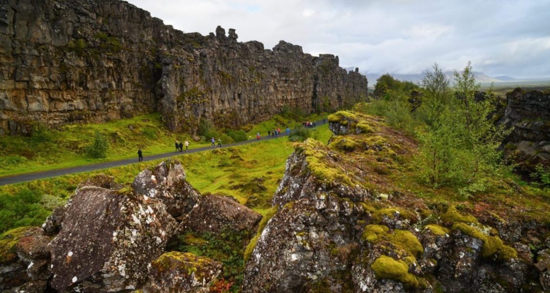 Marche entre les continents européen et américain dans le parc national de Thingvellir en Islande