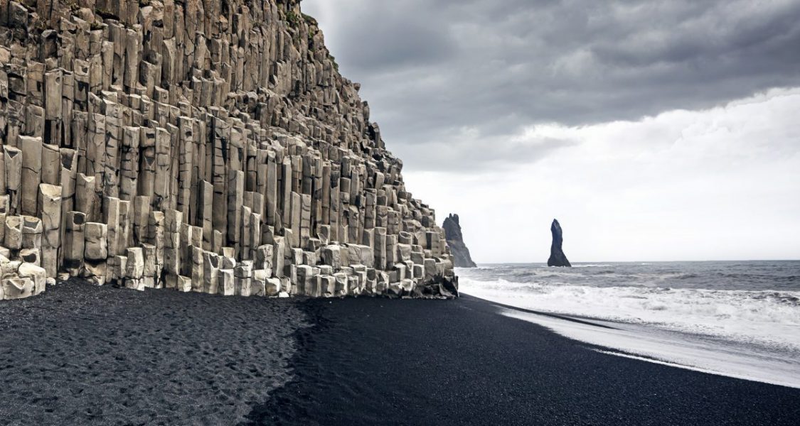 Plage de sable noir et colonnes de basalte Reynisfjara