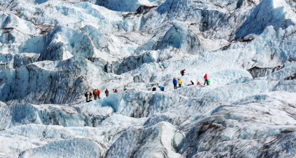 Wanderer wandern auf einem Gletscher in Island