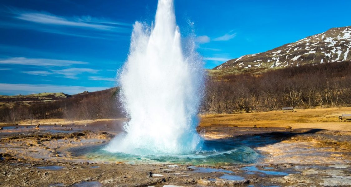 Eau bouillante jaillissant du geyser Islande