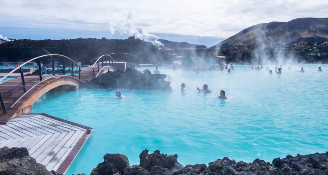 Menschen baden in der Blauen Lagune in Island