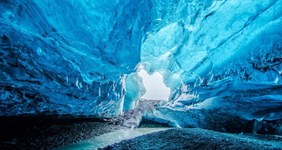 Grotte de glace bleue sous un glacier en Islande