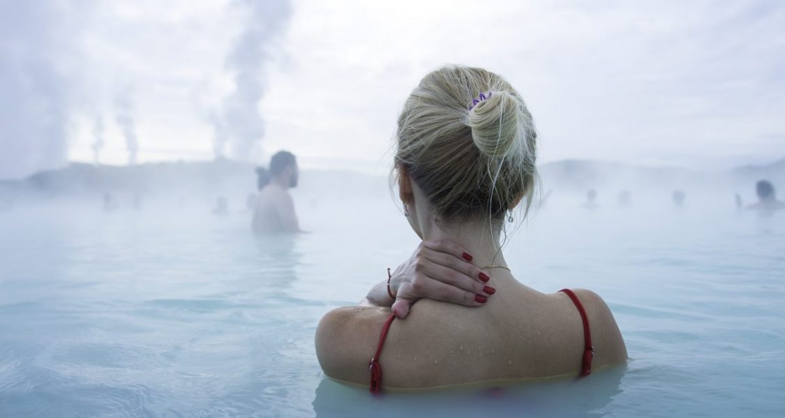 Femme se baignant dans le blue lagoon en Islande