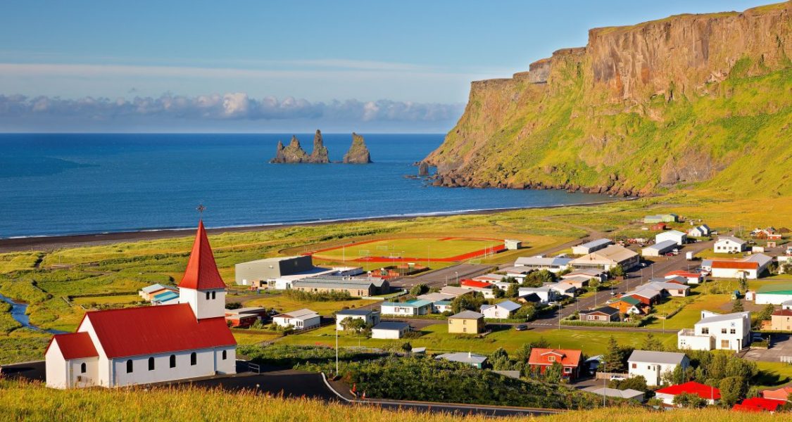 El hermoso pueblo de Vik en el sur de Islandia
